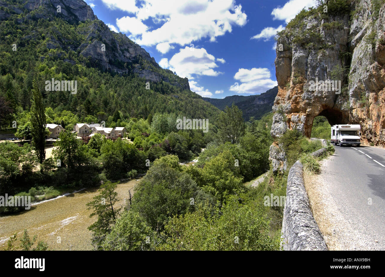 Strada di montagna. Camper su una strada nel canyon Gorges du Tarn, Lozere, Francia Foto Stock