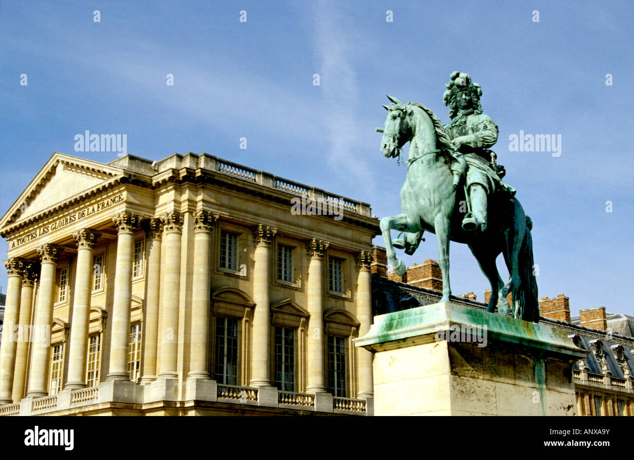 Statua di Luigi XIV presso il Palazzo di Versailles e Parigi Foto Stock