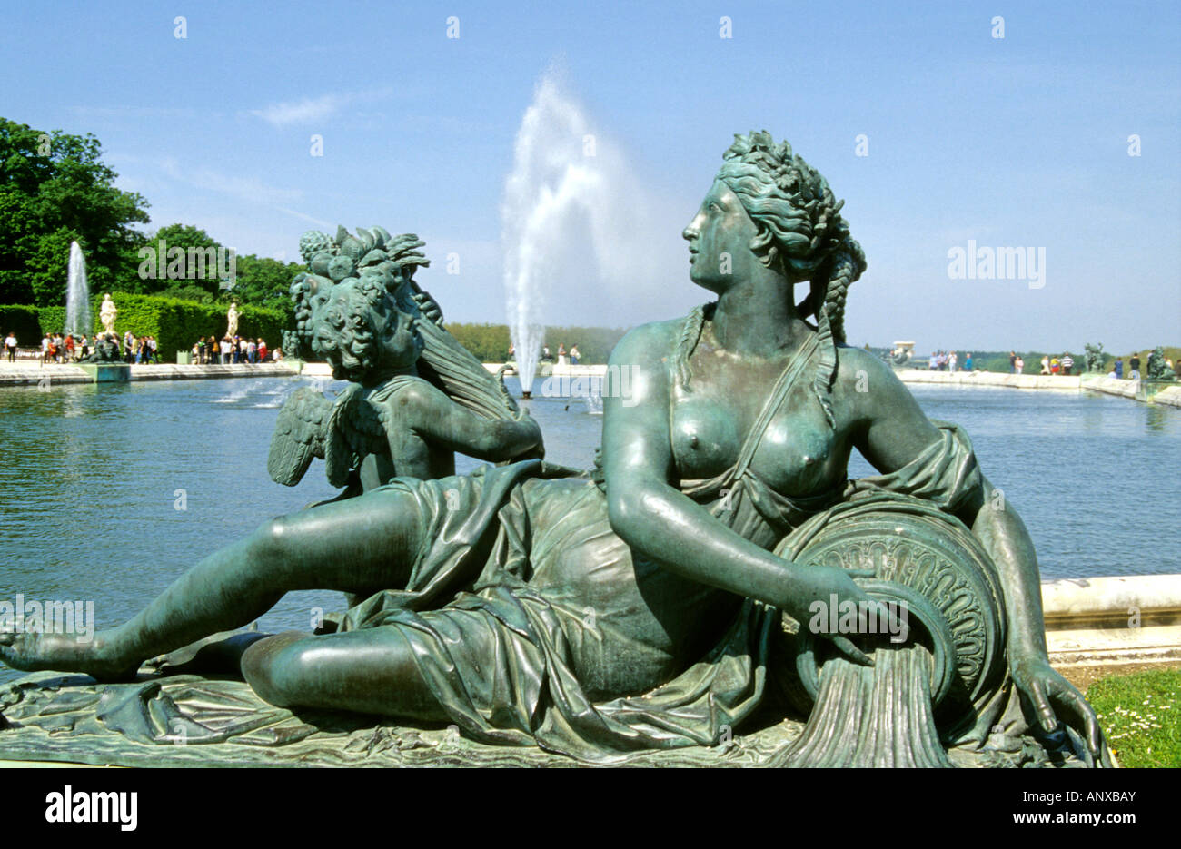 Una delle sculture su il parterre d'acqua piscina / fontana presso il Palazzo di Versailles e Parigi Foto Stock