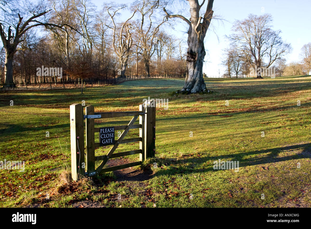 Si prega di chiudere la porta segno sul gateway senza recinti adiacenti, nel parco del Palazzo di Blenheim, Woodstock, Oxfordshire, Regno Unito. Foto Stock