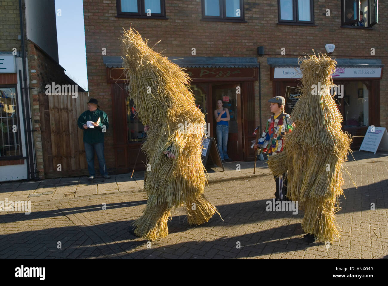 Festival degli orsi di paglia Whittlesea Whittlesey due orsi di paglia originali e orsi per bambini. Cambridgeshire Inghilterra Regno Unito 2008 2000s HOMER SYKES Foto Stock