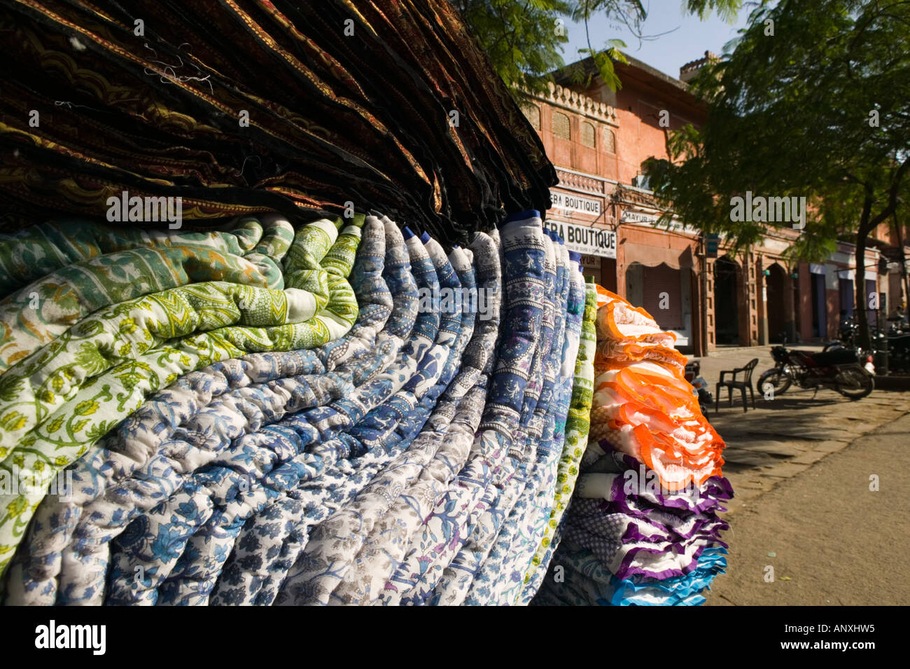 INDIA Rajasthan, Jaipur: Tessuto in vendita / Johari Bazaar Foto Stock