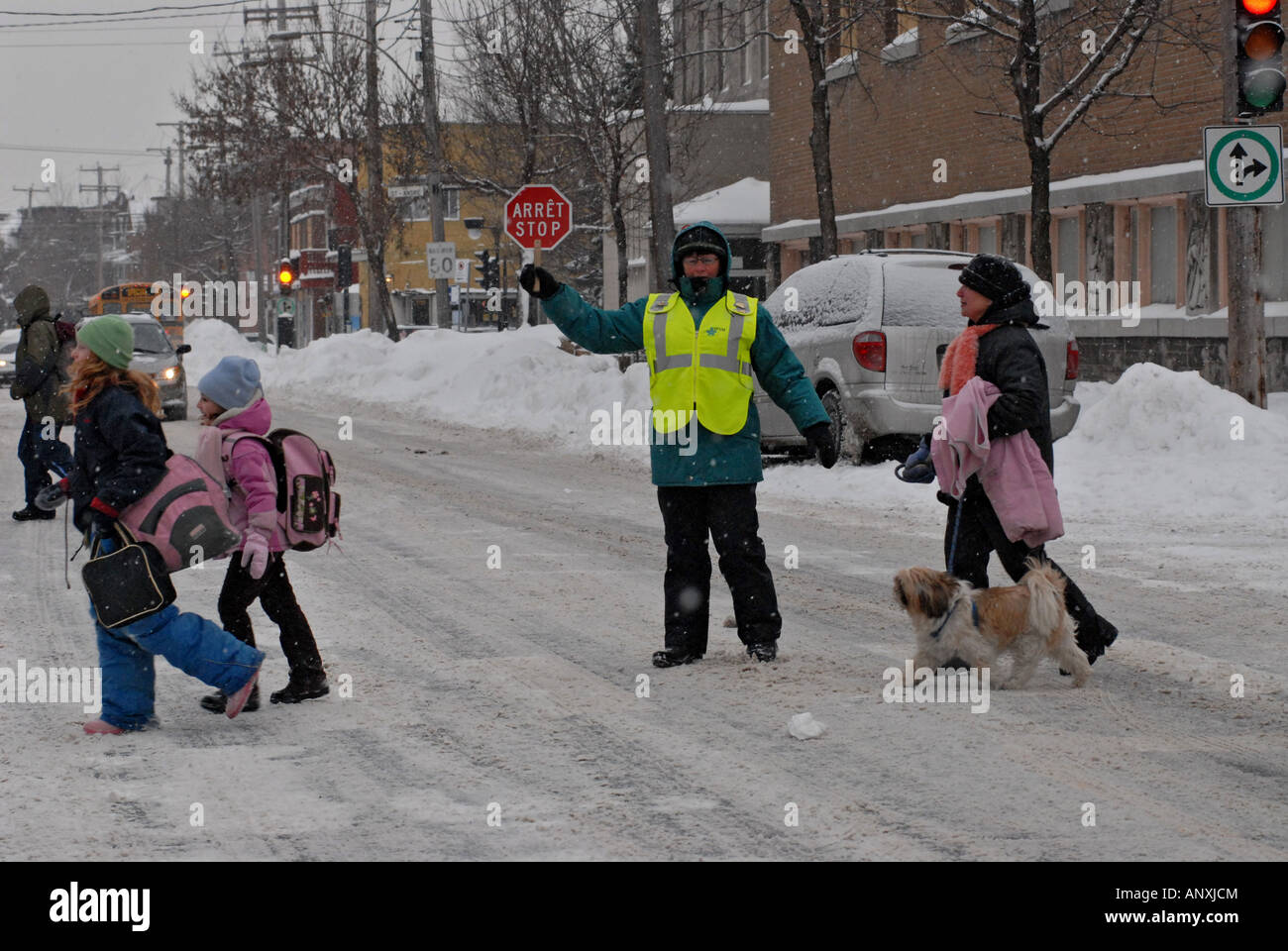 I bambini della scuola di attraversare una via di Montreal Canada Quebec Foto Stock