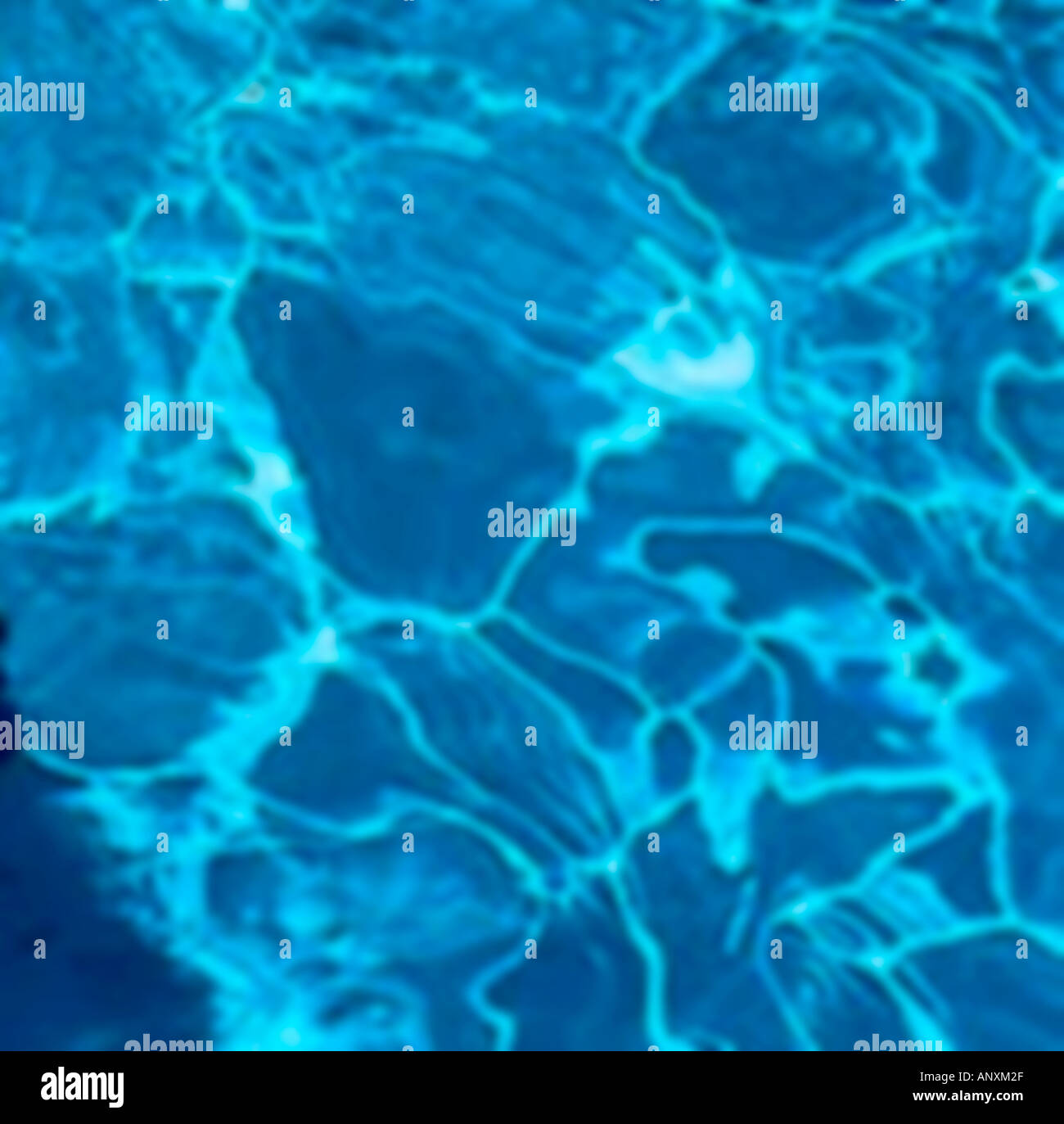 L'acqua in piscina abstract close up dettaglio mostrante le increspature e interazione di sun su acqua Foto Stock