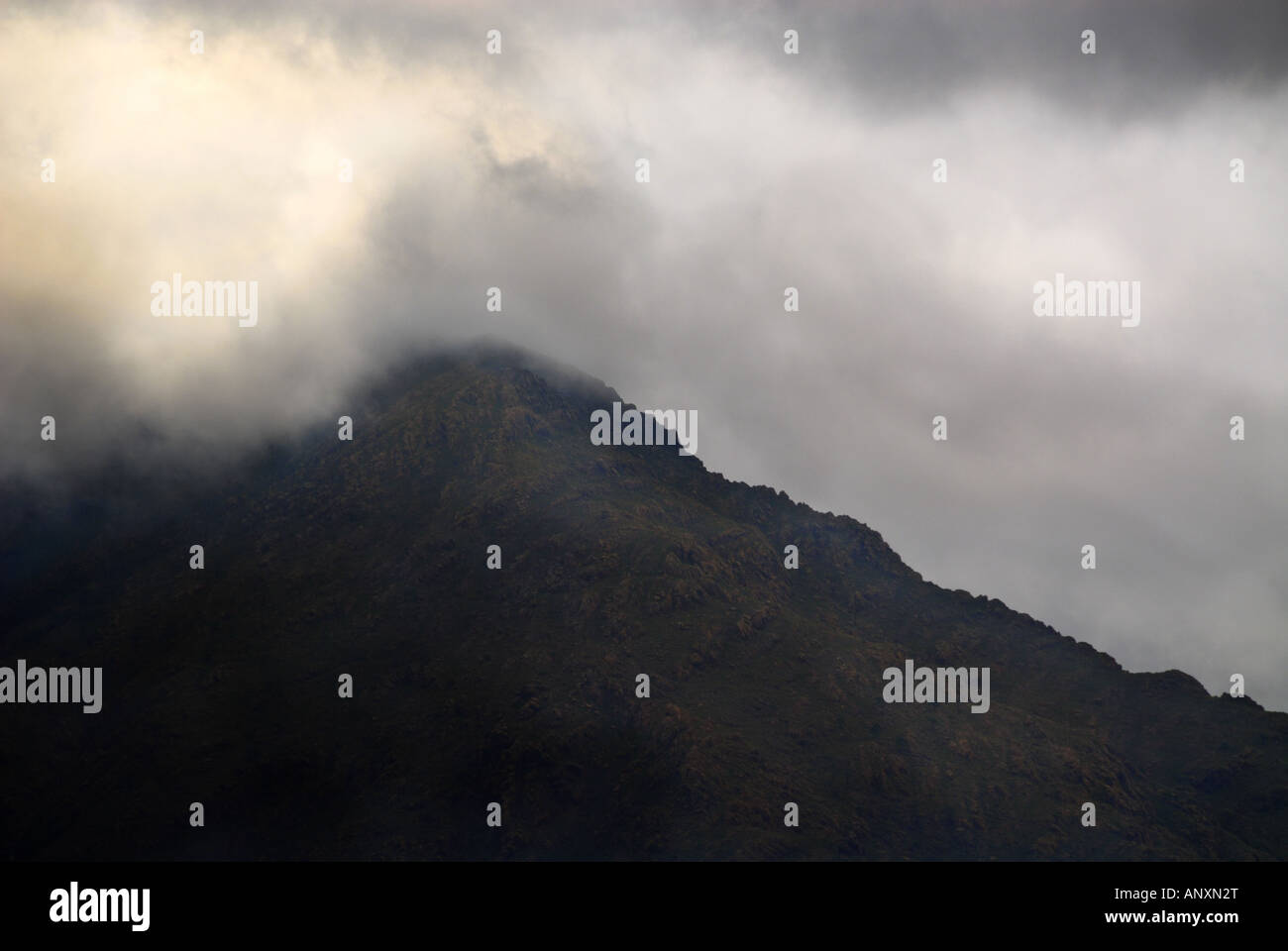 Le nubi sulla Sierra Bermeja, Andalusia, Spagna Foto Stock