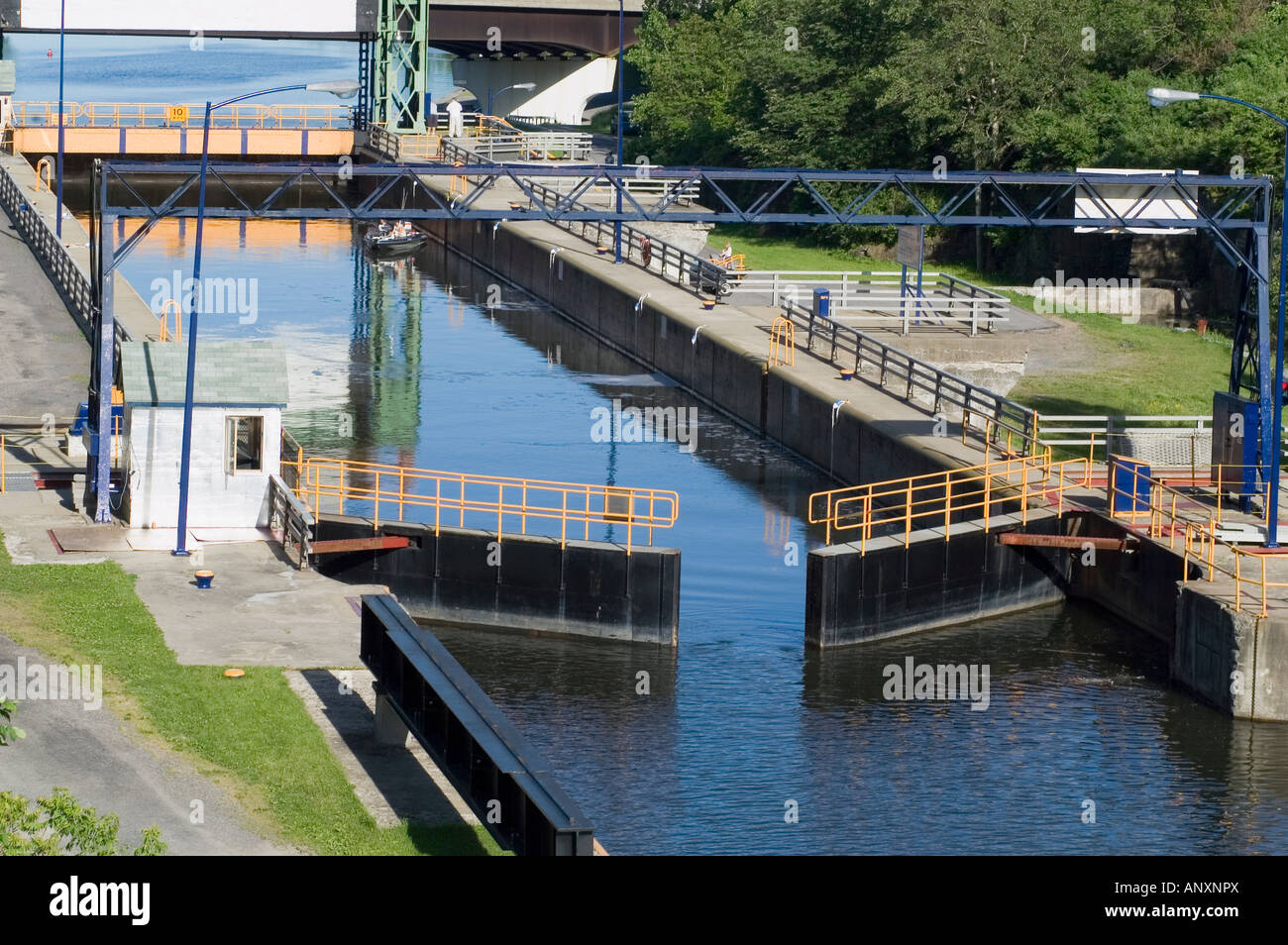 Le porte aperte per singolo battello a serratura 17 Little Falls sul Canale Erie New York STATI UNITI D'AMERICA Foto Stock