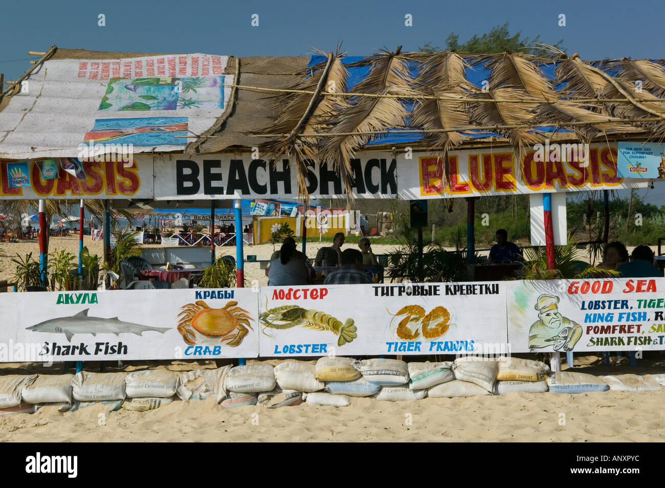 INDIA, Goa, Mobor: Mobor Beach, capanna sulla spiaggia con segni di cibo in russo Foto Stock