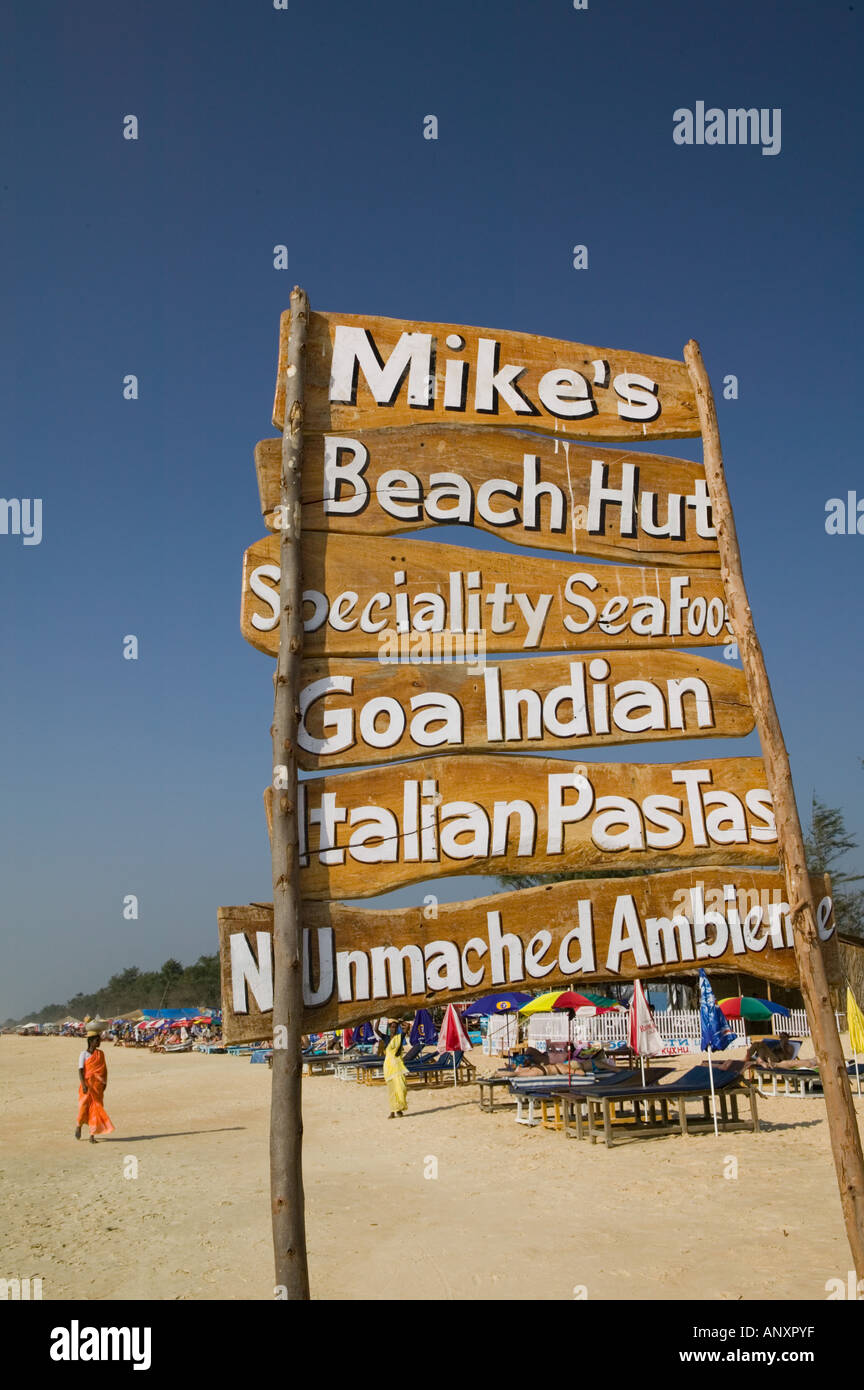 INDIA, Goa, Mobor: Mobor Beach, spiaggia Shack segno Foto Stock