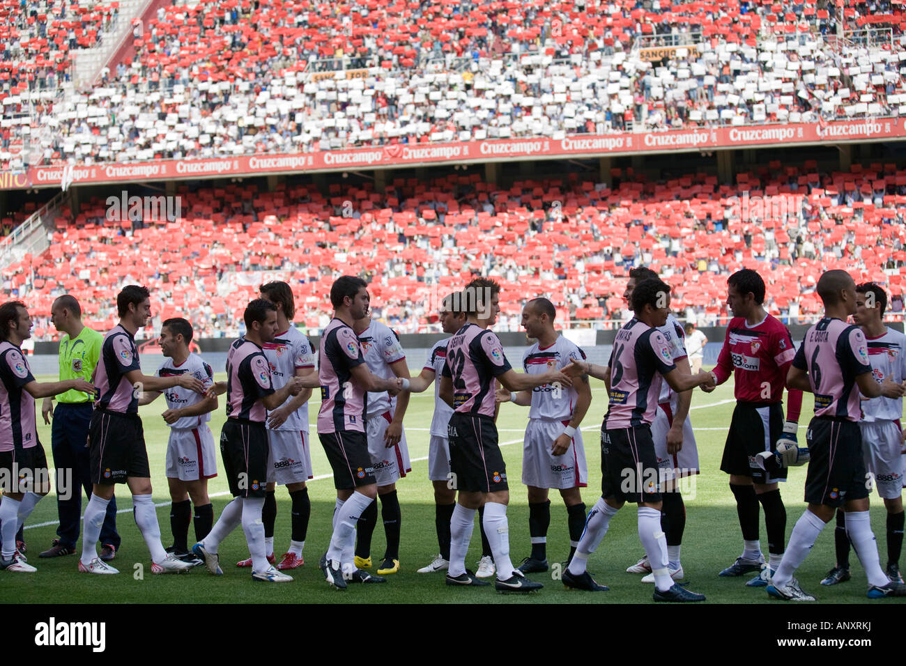 Handshaking iniziali tra entrambe le squadre. Foto Stock