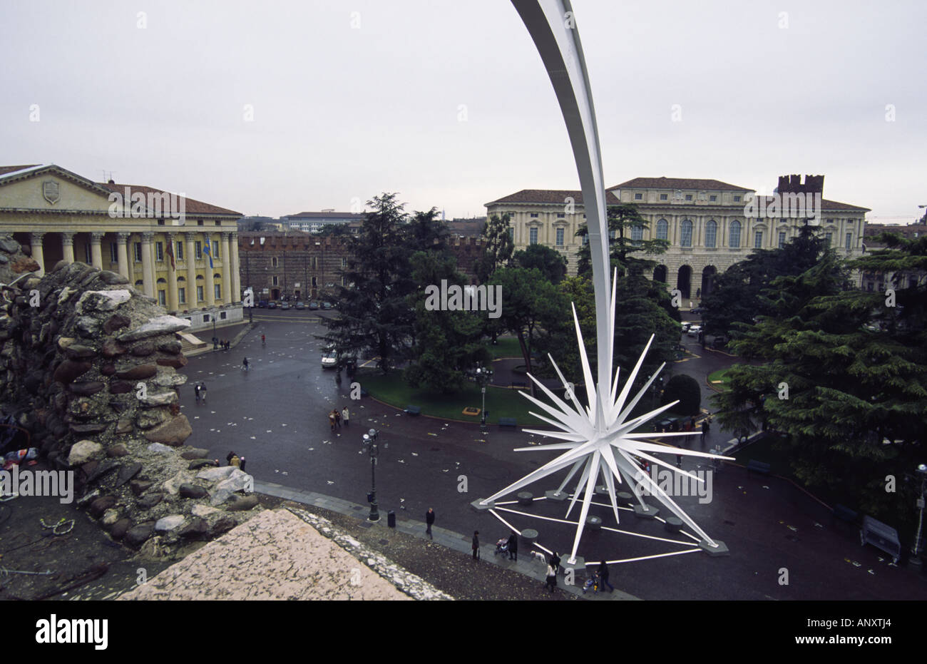 Stella Di Natale Piazze Italiane.Vista Di Piazza Bra Stella Di Natale Scultura Palazzo Barbieri E Della Gran Guardia Da Arena Romana Verona Veneto Italia Foto Stock Alamy