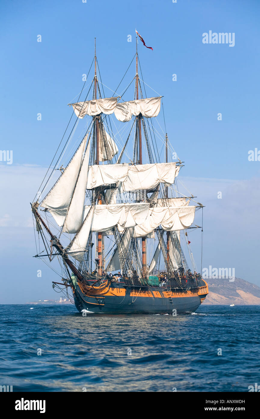 HMS sorpresa nave a vela in mare a pieno la vela con tall ships in background Foto Stock