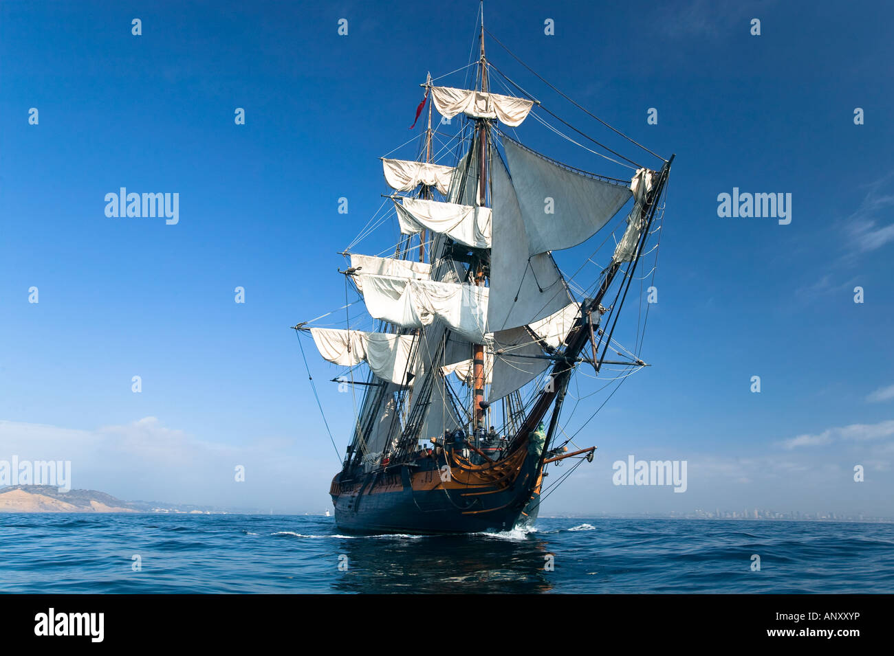HMS sorpresa nave a vela in mare a pieno la vela con tall ships in background Foto Stock