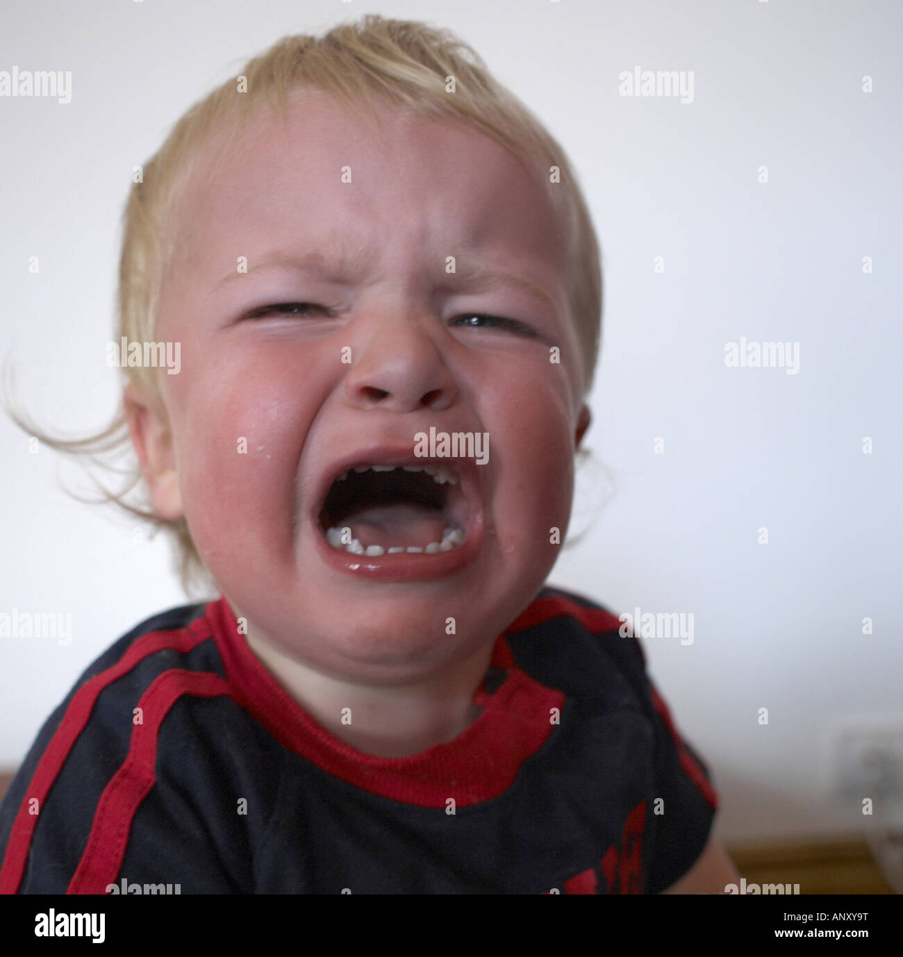 Un bambino di un anno ragazzo piange i suoi occhi fuori Foto Stock