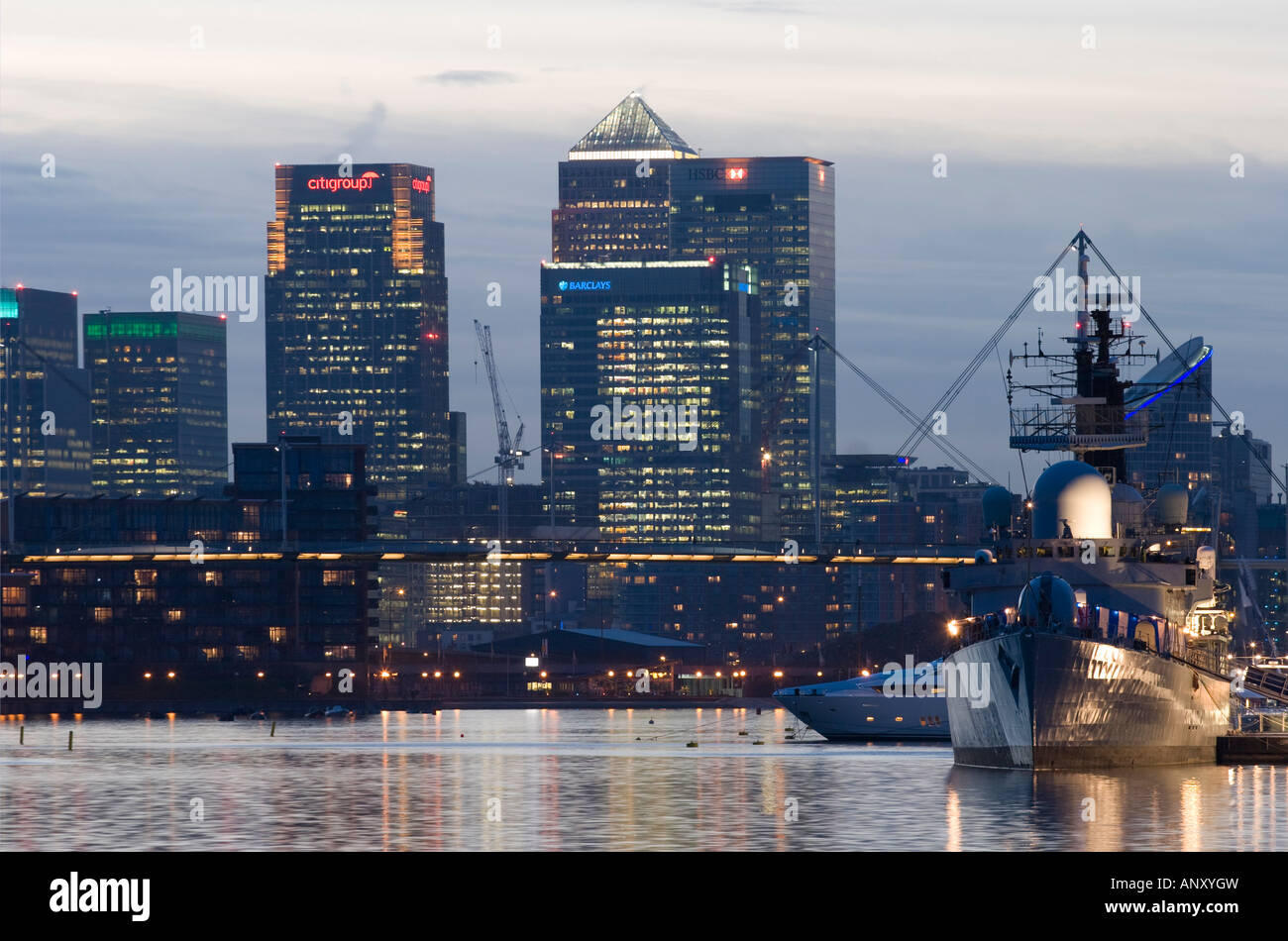 HMS Exeter al centro Excel London Boat Show 2008 - Canary Wharf in background. Foto Stock
