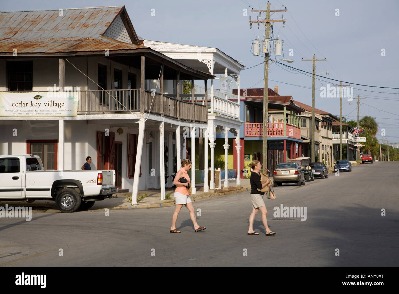 Gli amanti dello shopping sulla seconda strada in Cedar Key Florida Foto Stock