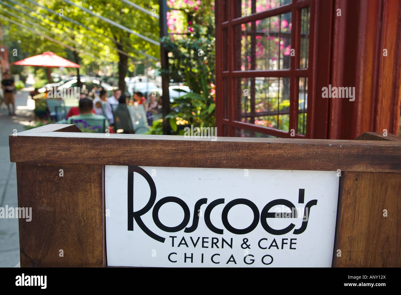 ILLINOIS Chicago segno per Roscoes taverna e bar Ristorante sala da pranzo esterna su North Halsted area sul lato nord della città Foto Stock