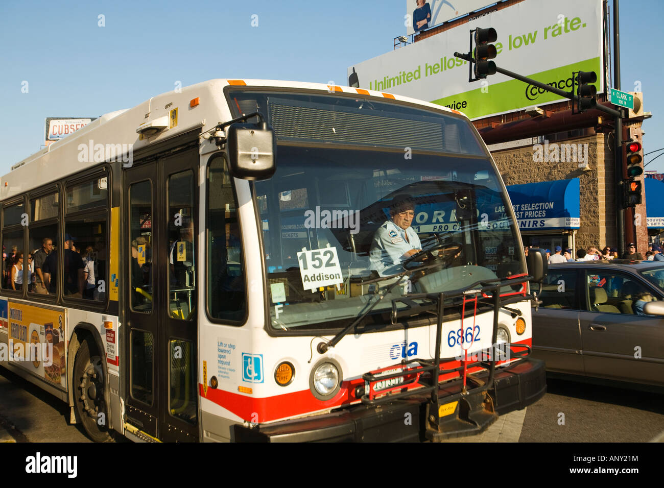 ILLINOIS Chicago CTA autobus alla fermata trasporto pubblico portabiciclette sulla parte anteriore conducente vicino a Wrigley Field Foto Stock
