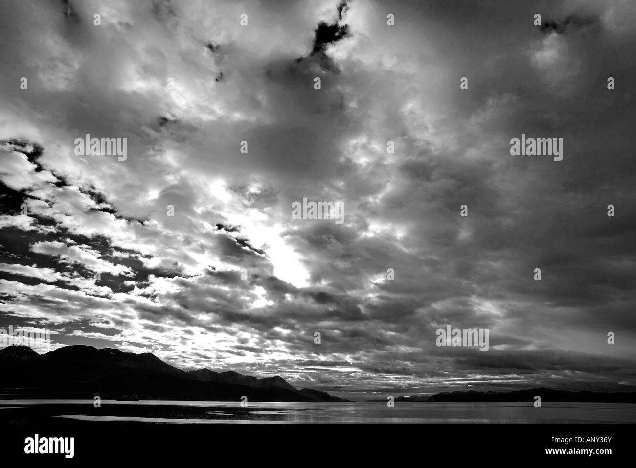 Argentina, Tierra del Fuego, Ushuaia, Canale di Beagle. Nel tardo pomeriggio il cloud e meteo costruire fino oltre il Canale di Beagle viste. Foto Stock