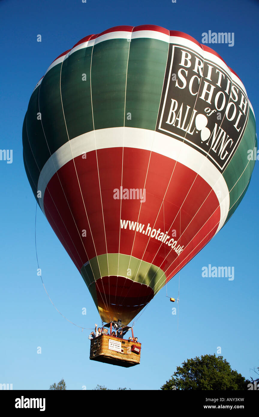 Inghilterra, West Sussex. Una mongolfiera ascensori in prima serata sky. Foto Stock