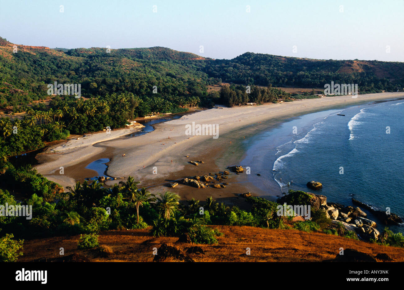 India, Karwa distretto, Gokarna,Kulde Beach. Una delle numerose spiagge al di fuori della città di pellegrinaggio o Gokarna f. Foto Stock