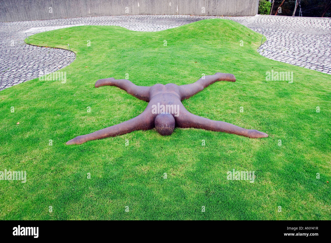 Giappone, isola di Honshu, nella prefettura di Kanagawa, Fuji Hakone National Park, Chokokunomori Sculpture Park. 'Chiudi' di Antony Gormley. Foto Stock