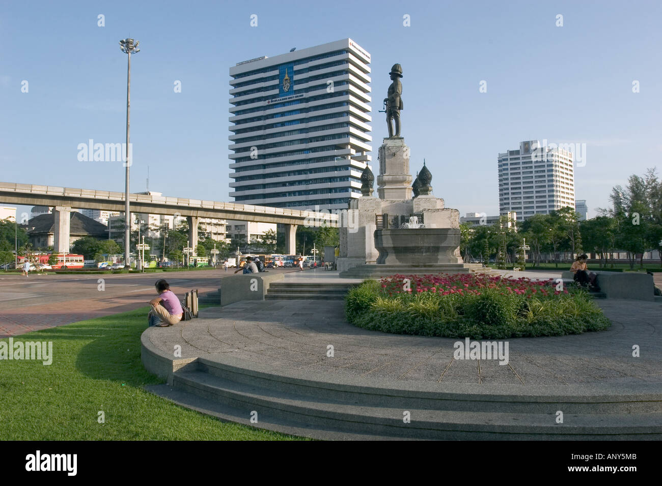 Thailandia, Bangkok, Rama 5 monumento davanti Lhumpini Park Foto Stock