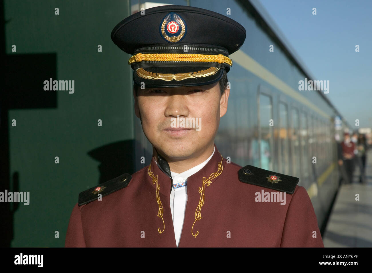 Steward accoglie i passeggeri a bordo del Tangula Express / Sky Train, da Golmud, Provincia di Qinghai, Cina, a Lhasa, in Tibet Foto Stock