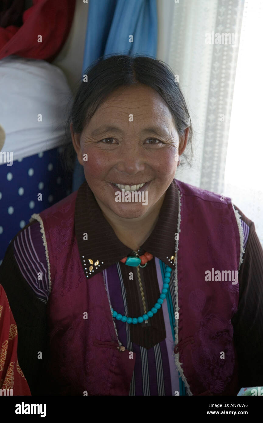 Un tibetano pellegrino sulla Qingzang/Qinghai-Xizang treno, la più alta del mondo ferroviario, Tibet Foto Stock