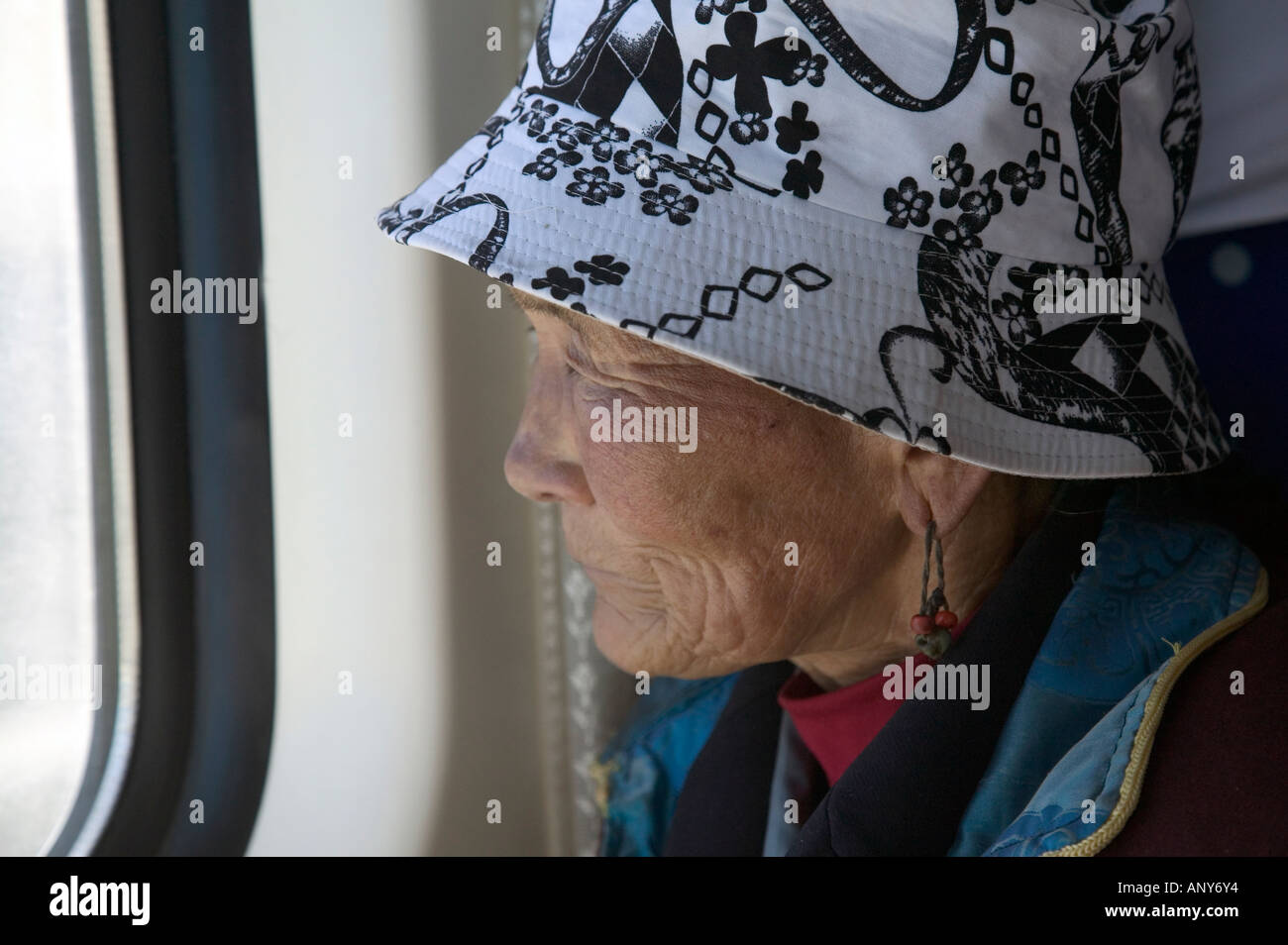 Il Tibetano passeggero, Qingzang/Qinghai-Xizang treno, la più alta del mondo ferroviario, Tibet Foto Stock