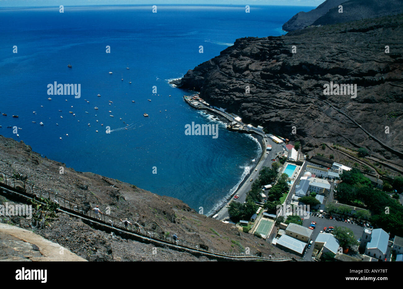 Saint Helena, James Bay, Jamestown. Vista sulla Baia di James & Jamestown waterfront dalla sommità della scala di Giacobbe. Foto Stock