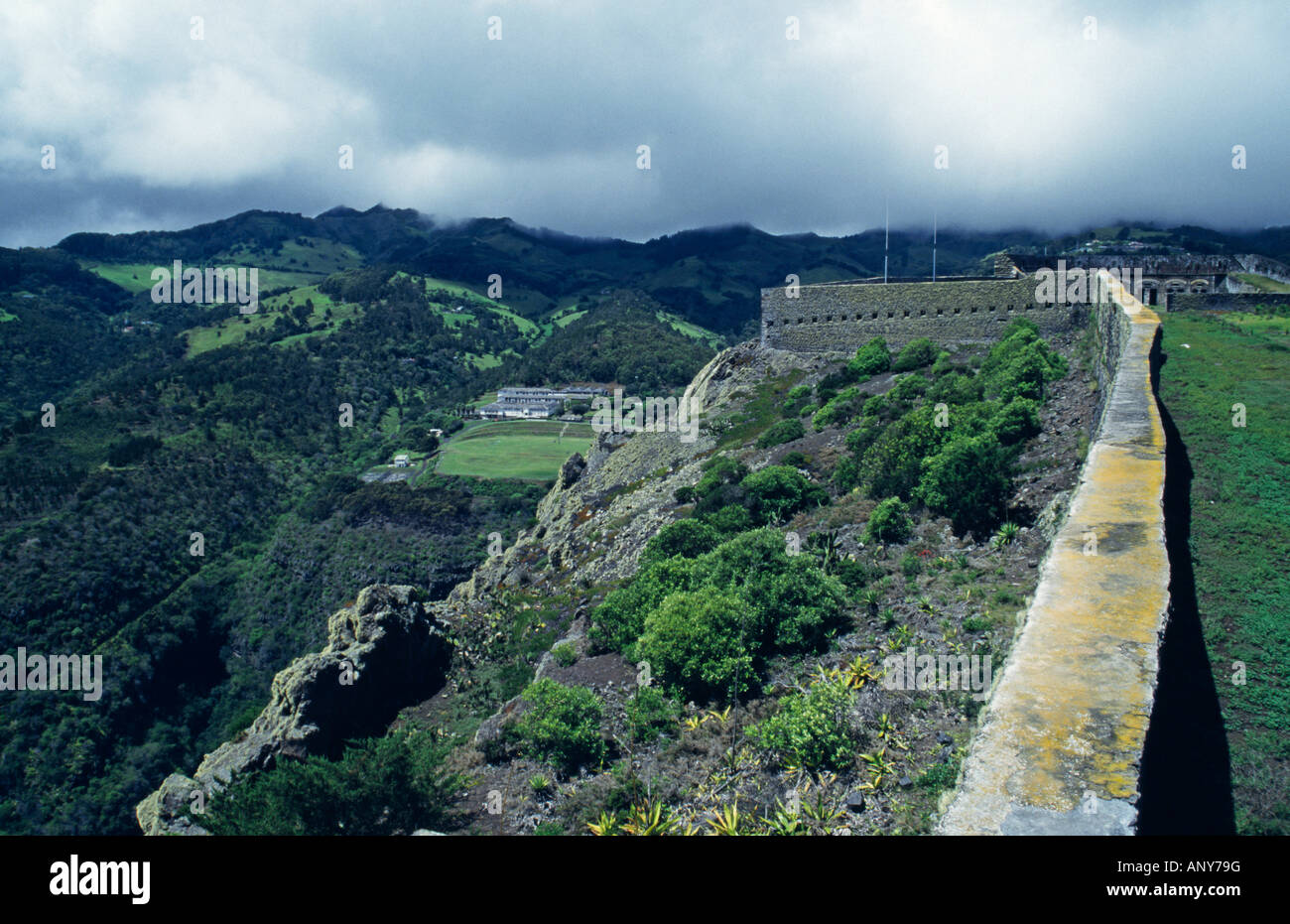 Saint Helena, Jamestown. Vista su Rupert's Hill & interior di Saint Helena da alto poggio Fort. Foto Stock