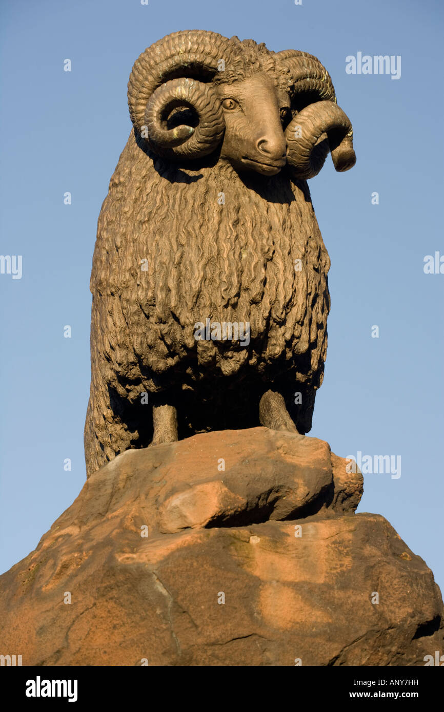 Il monumento in bronzo di una ram a Moffat High Street un promemoria di Moffats pecore e lana il commercio del passato Annandale Dumfries e Gal Foto Stock