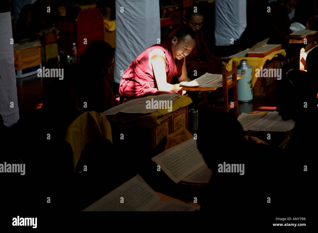 I monaci nel tempio di Jokhang Lhasa Tibet Cina Foto Stock