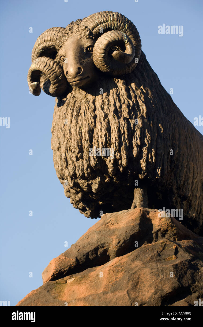 Il monumento in bronzo di una ram a Moffat High Street un promemoria di Moffats pecore e lana il commercio del passato Annandale Dumfries e Gal Foto Stock