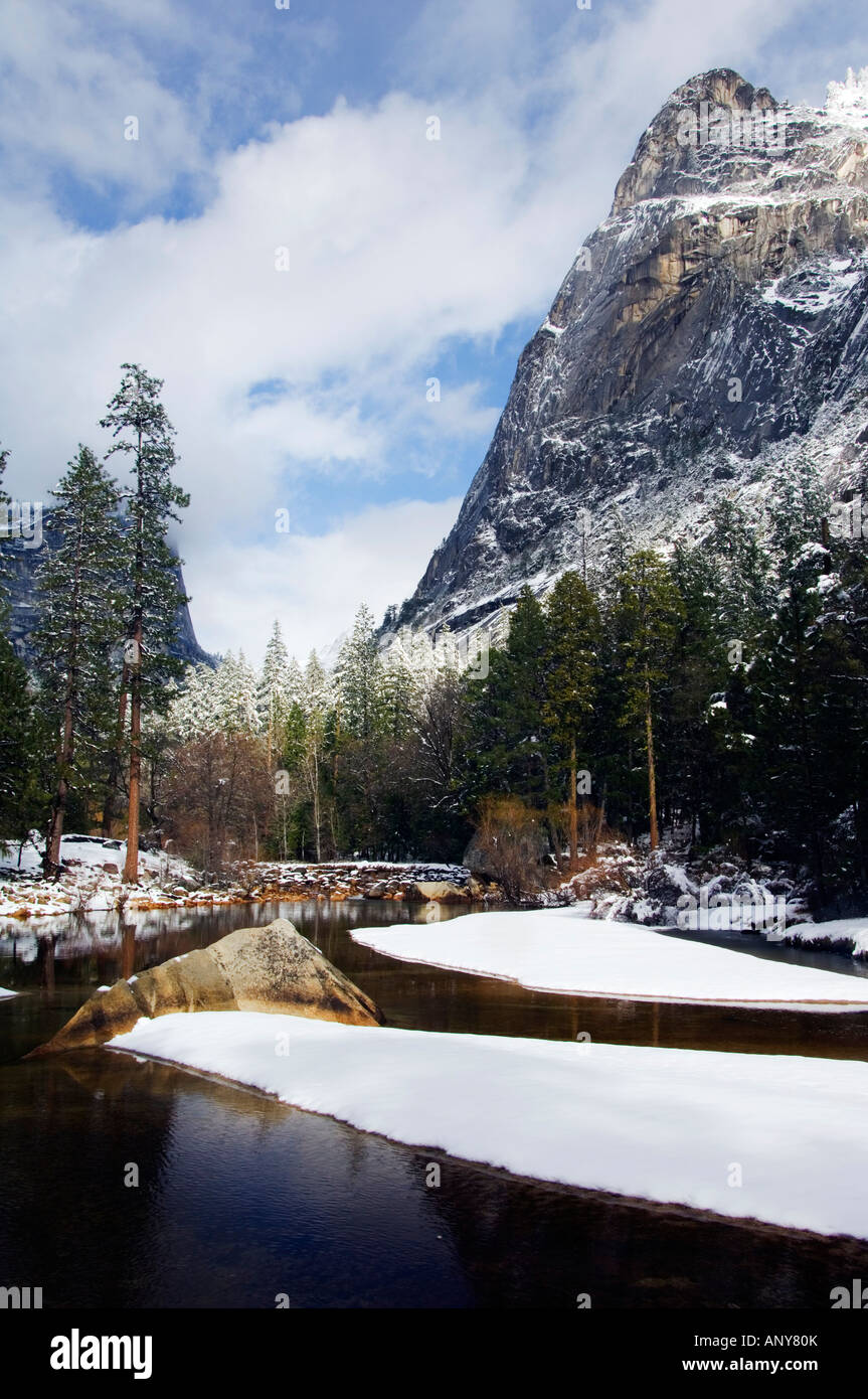 Stati Uniti, California, il Parco Nazionale di Yosemite. La neve fresca caduta nella Yosemite Valley e sul fiume Merced. Foto Stock