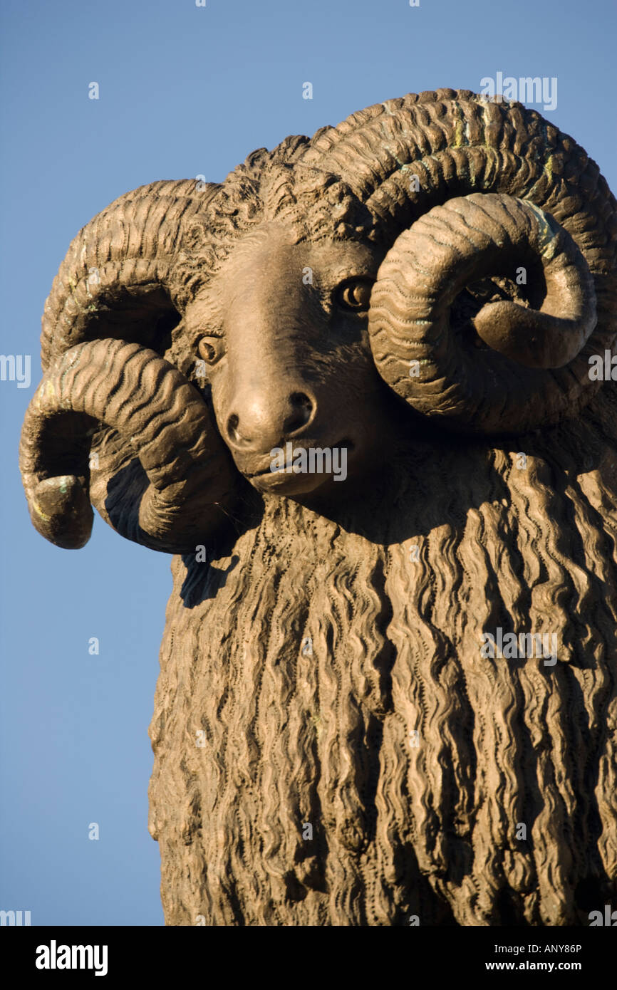 Il monumento in bronzo di una ram a Moffat High Street un promemoria di Moffats pecore e lana il commercio del passato Annandale Dumfries e Gal Foto Stock