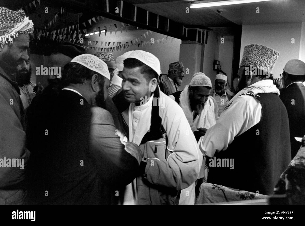 Gli uomini in chat al Victor Street moschea, Manningham, Bradford, Yorkshire, Regno Unito Foto Stock