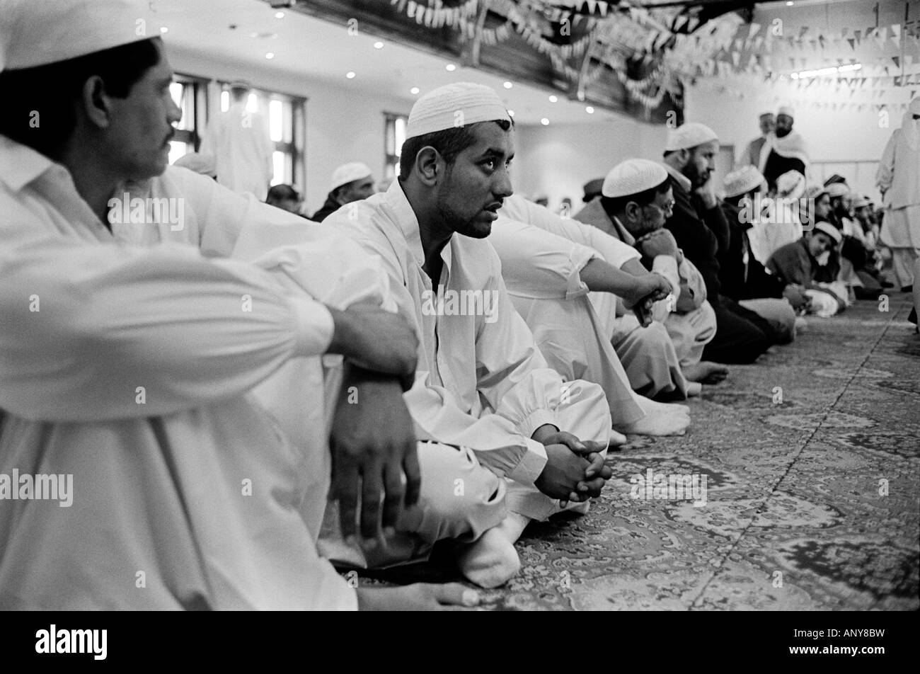Preghiere al Victor Street moschea, Manningham, Bradford, Yorkshire, Regno Unito Foto Stock