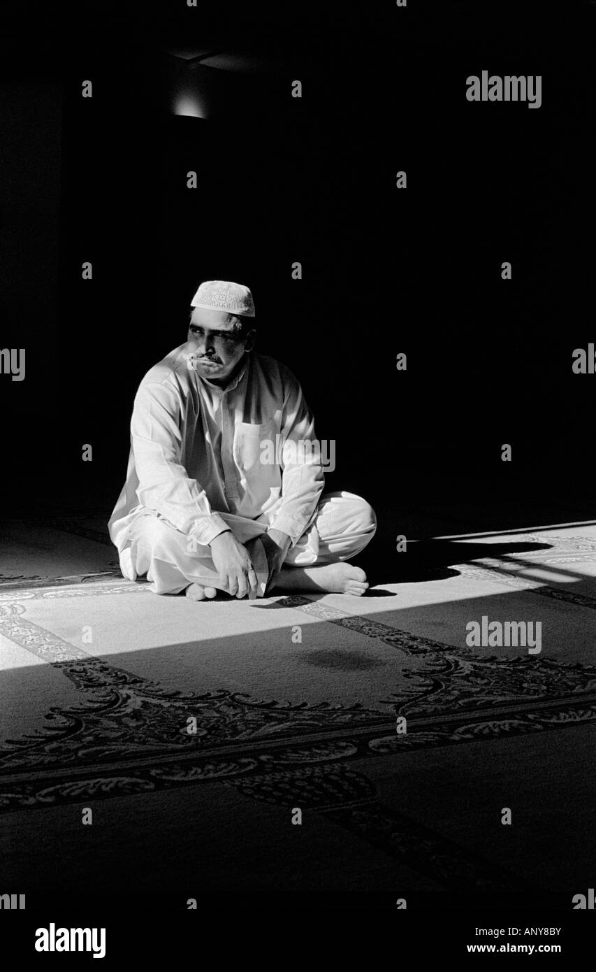 Un uomo che prega, Lumb Lane moschea, Manningham, Bradford, Yorkshire, Regno Unito Foto Stock