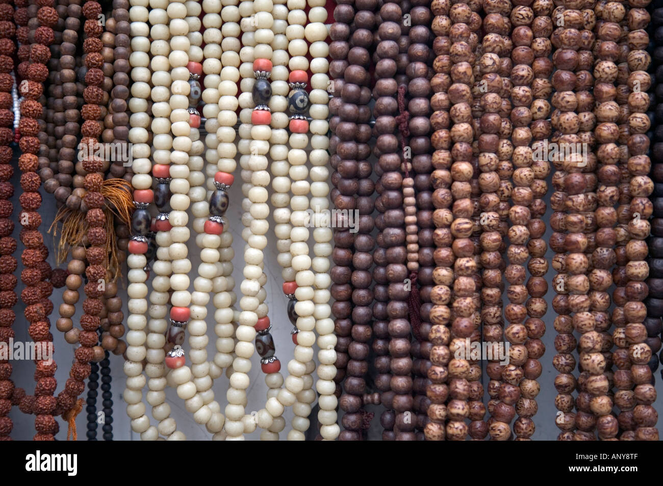 La preghiera buddista perle per la vendita al mercato Barkhor Lhasa Tibet Cina Foto Stock