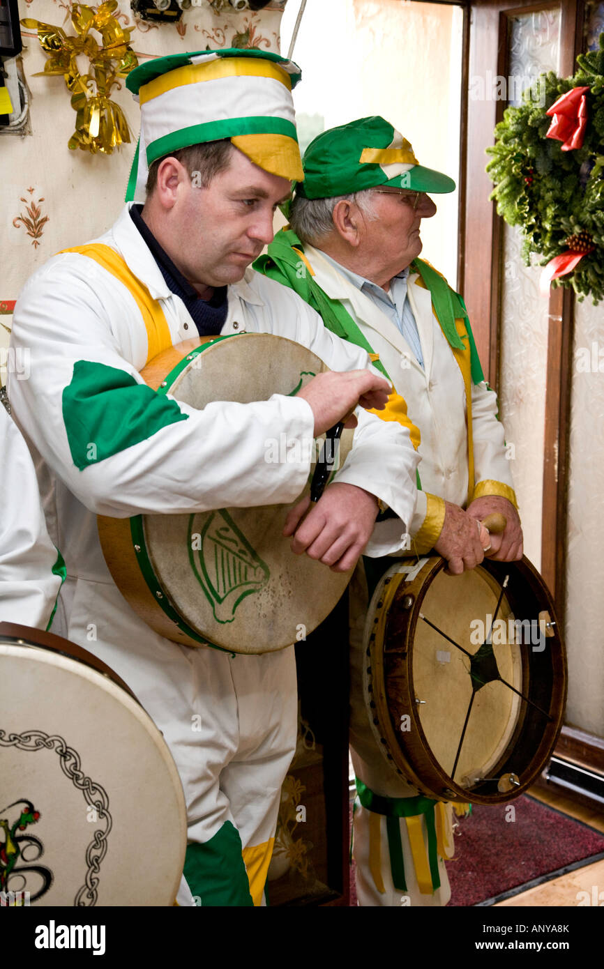 Membri del tradizionale Natale Wren Boys Parade, County Limerick, Irlanda Foto Stock