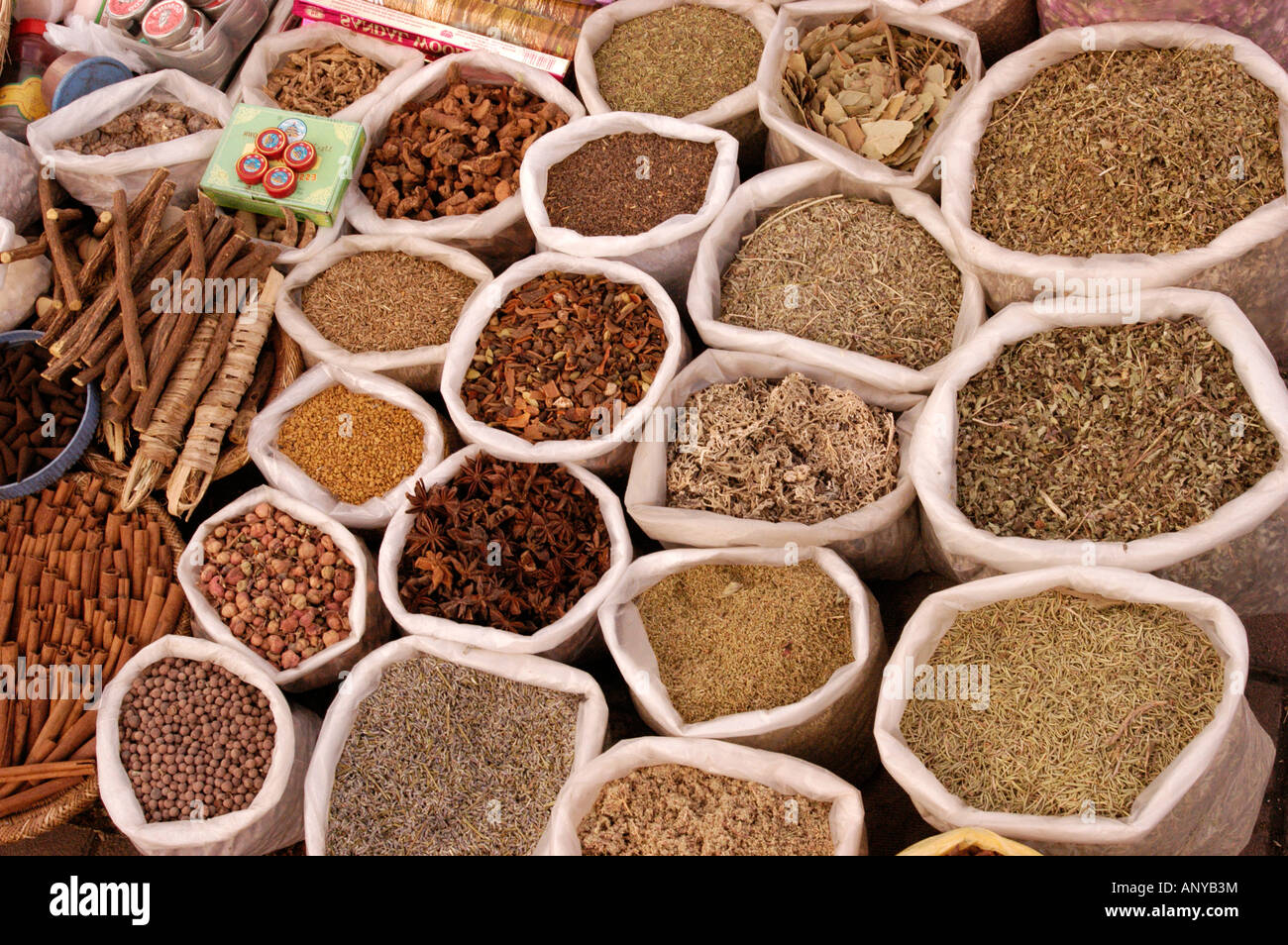 Erbe e spezie nel mercato marocchino Foto Stock