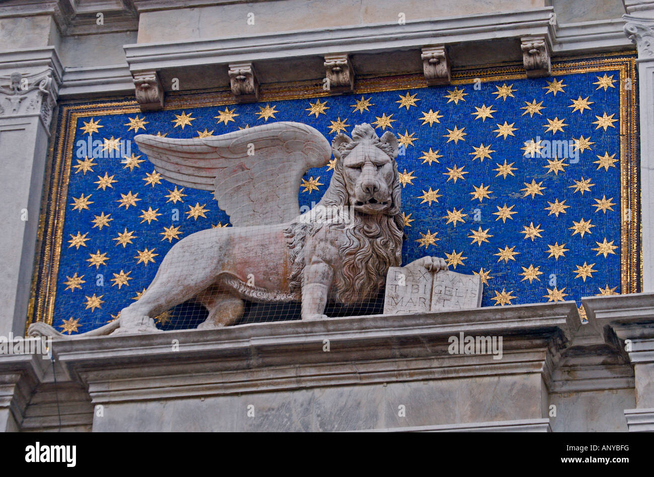 Statua di Lion includono il Palazzo Ducale, Piazza San Marco, Venezia, Italia Foto Stock