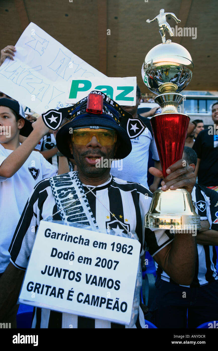 Il Botafogo ventola alla finale del soccer rio stato campionato 2007 tra il Flamengo e il Botafogo nello stadio Maracanà a Rio de Janeiro in Brasile Foto Stock