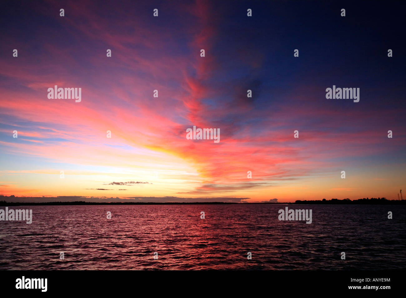 Rosso tramonto su caravelas Bahia Brasile Foto Stock