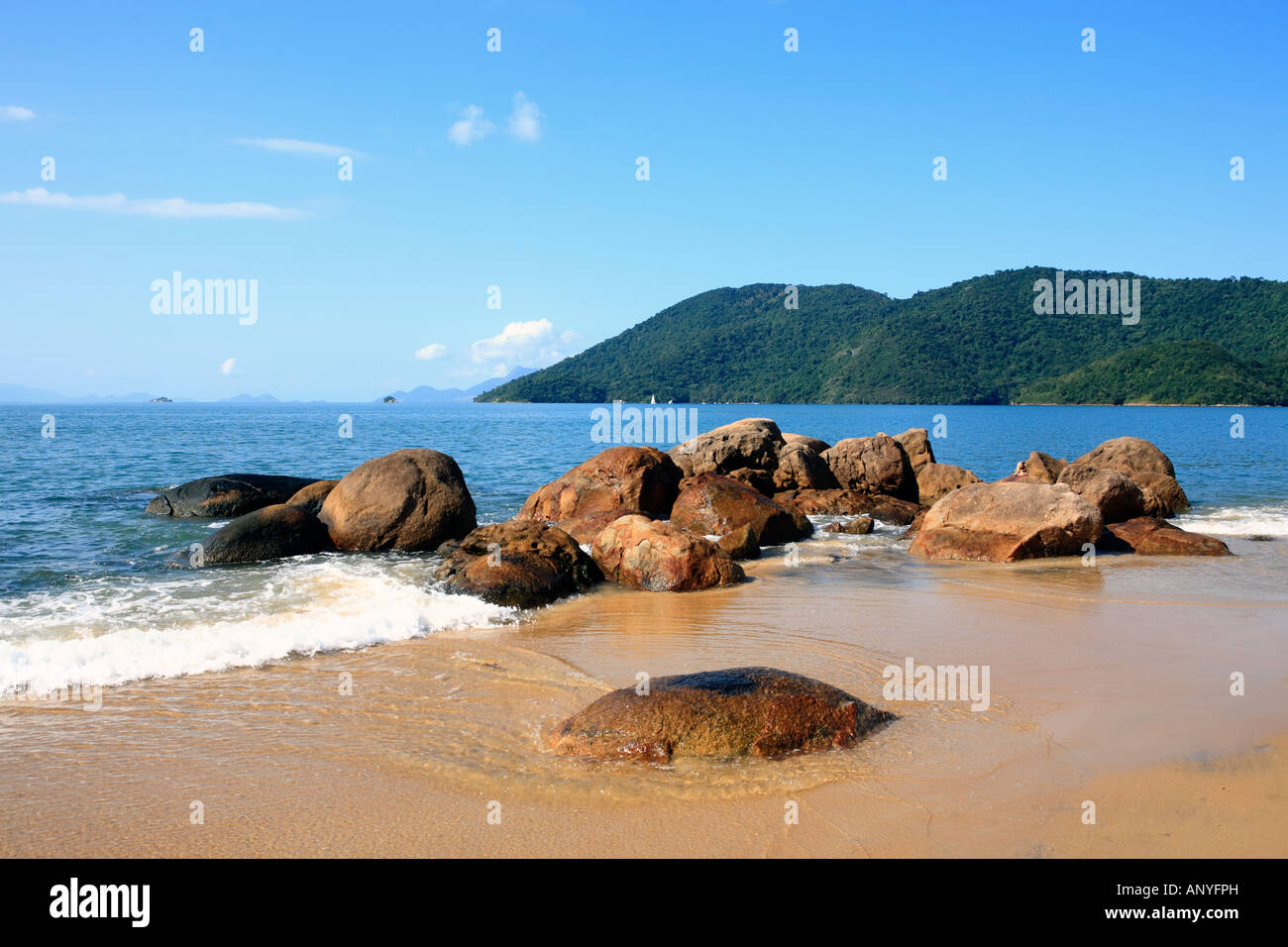 Spiaggia nella bellissima isola di Ilha Grande vicino a Rio de Janeiro in Brasile Foto Stock