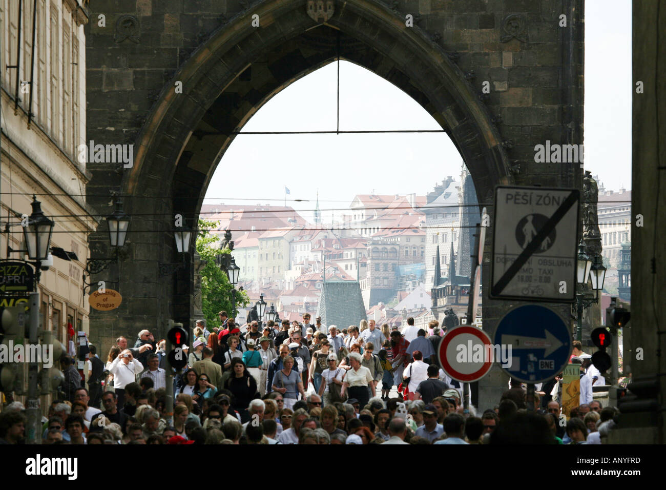 Turisti di Praga; Folla all'ingresso del Ponte Carlo, Praga, Cechia, Europa Foto Stock