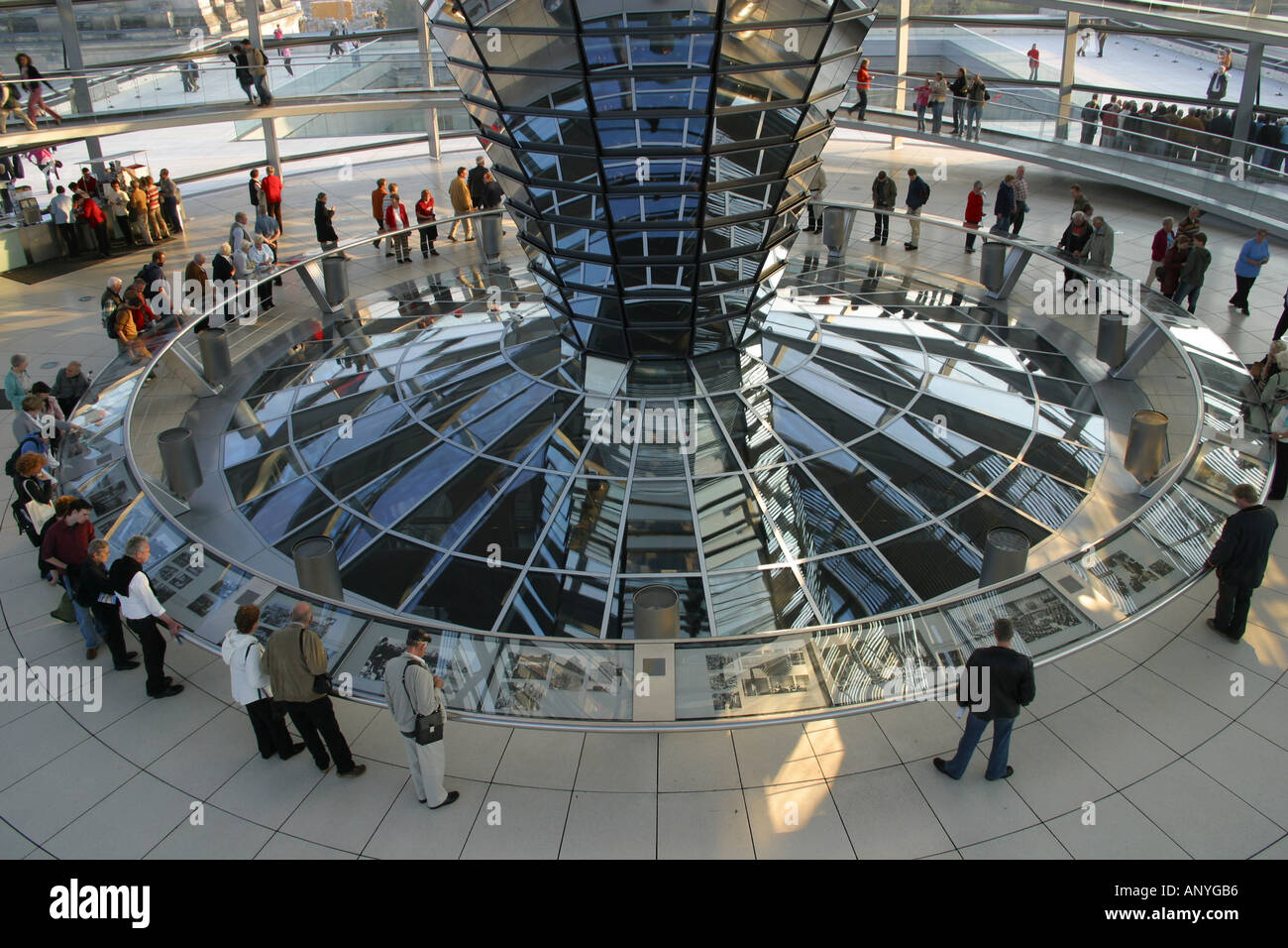 Persone che si trovano intorno al centro all'interno della cupola sul tetto dell'edificio Reichstag a Berlino. Foto Stock