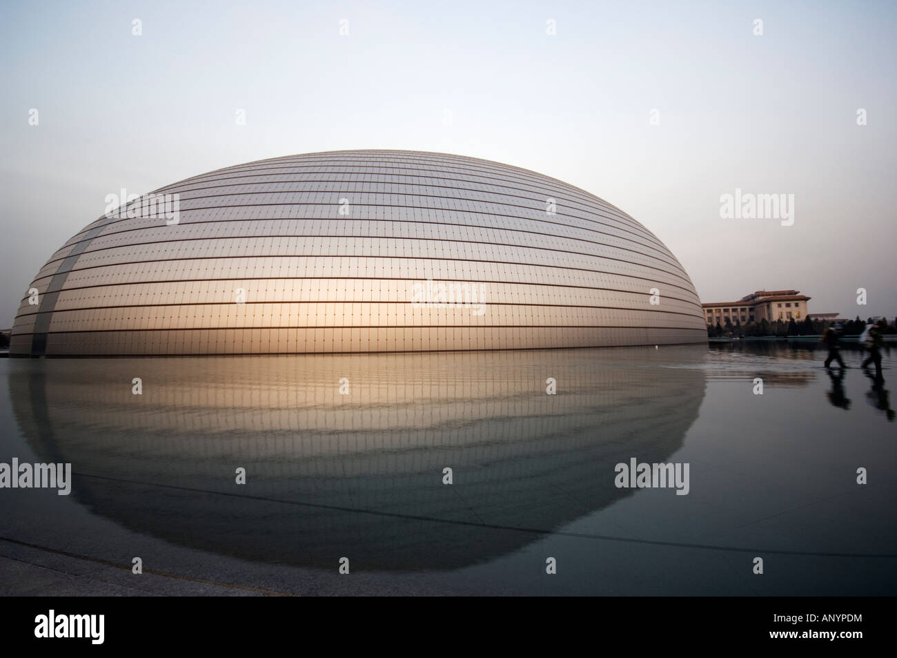 Il National Grand Theatre Opera House l'uovo progettato dall architetto francese Paul Andreu Pechino CINA Foto Stock
