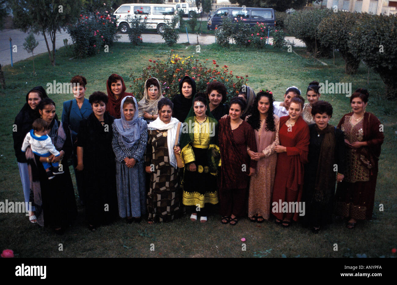 Ritratto di gruppo di studenti della bellezza di Kabul scuola il giorno della loro laurea Foto Stock